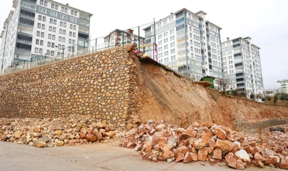 Abdullahpaşa'da istinat duvarı çöktü