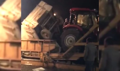 Pancar boşaltan traktör devrildi