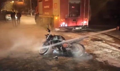 Seyir halindeki motosiklet yandı