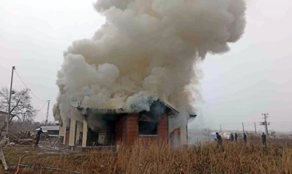 Yanan ev kullanılmaz hale geldi