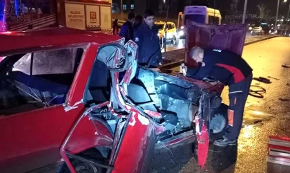 Otomobil tırın altına girdi: 1 yaralı