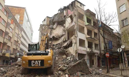 Ağır hasarlı yapıların yıkımı sürüyor