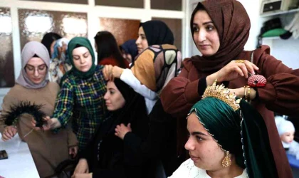 Hayallerini gerçekleştirmek isteyen kadınlar kuaförlük kursunda ter döküyor