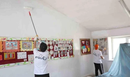 Öğrenciler köy okulunu onarıp boyadı