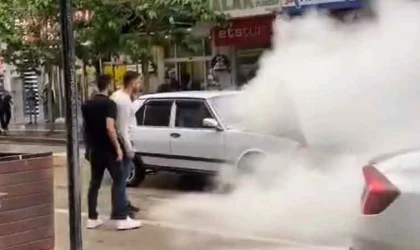 Gazi Caddesi'nde otomobil alev aldı
