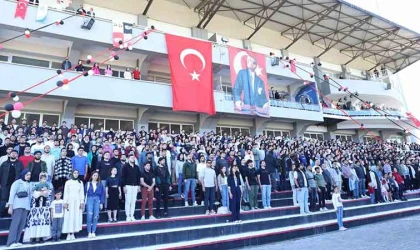 Öğrenciler hipodromda mini konser verdi