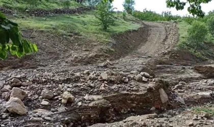 Sağanak sonrası köy yolu çöktü