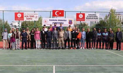 Tenis turnuvasında derece girenlere ödülleri verildi