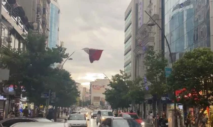 Elazığ’da kuvvetli rüzgar etkili oldu