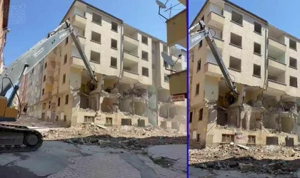 Ağır hasarlı binaların yıkımı sürüyor