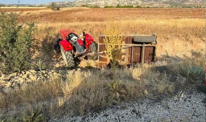 Baskil'de traktör römorku devrildi