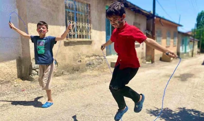 Sokak oyunlarının keyfini çıkardılar