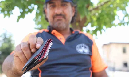 Temizlik personeli bulduğu para dolu cüzdanı polise teslim etti