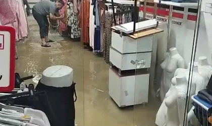 Yağmur sonrası iş yerlerini su bastı