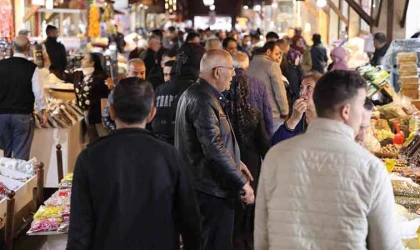 Kapalı Çarşı’daki gurbetçi yoğunluğu esnafın yüzünü güldürdü