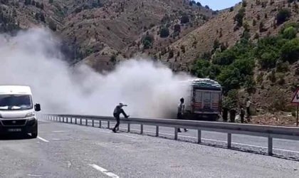 Seyir halindeki kamyondan yükselen dumanlar paniğe neden oldu