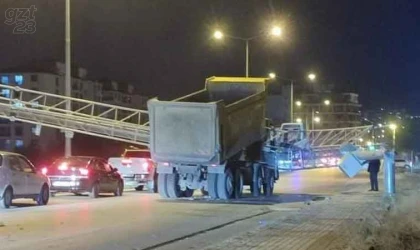 Damperi açık kamyon KGYS direğini devirdi