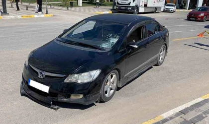 Otomobilin çarptığı kadın ağır yaralandı