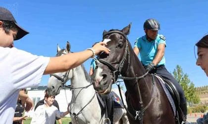 Ahıska Türkü çocuklardan atlı jandarma timine büyük ilgi