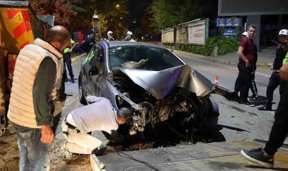 Otomobil sinyalizasyon direğine çarptı