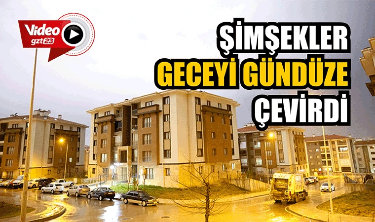 Elazığ’da şimşekler geceyi gündüze çevirdi