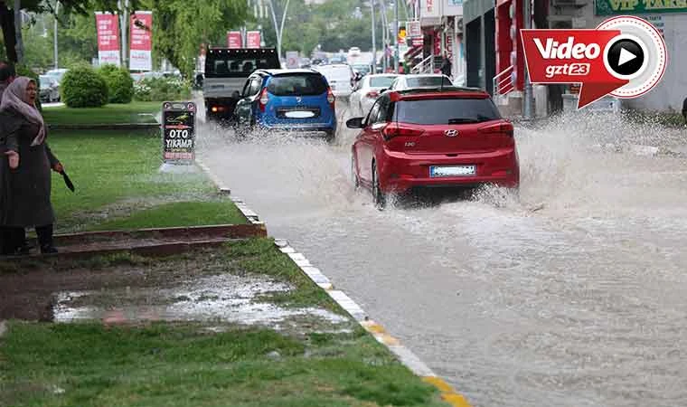 Elazığ’da sağanak hayatı felç etti